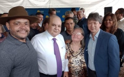 O Governador Ibaneis Rocha assina termo de compromisso para legalizar área de 370 hectares no Bálsamo.